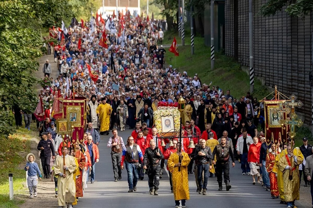    Участие в Елисаветинском крестном ходе приняли более 5 тысяч паломников.