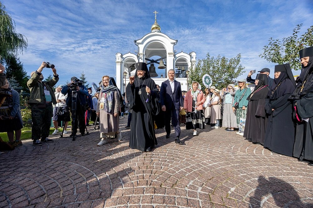    Архиепископа Одинцовского и Красногорского Фому у Спасского храма в селе Усово встречают Председатель Наблюдательного Совета Фонда «Елисаветинско-Сергиевское просветительское общество» Анна Громова и Глава Одинцовского городского округа Андрей Иванов. Фото: Филипп Мануилов, пресс-служба Фонда «Елисаветинско-Сергиевское просветительское общество»