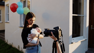 Молодая мама с малышом и девушка-фотограф: трогательная встреча у роддома.