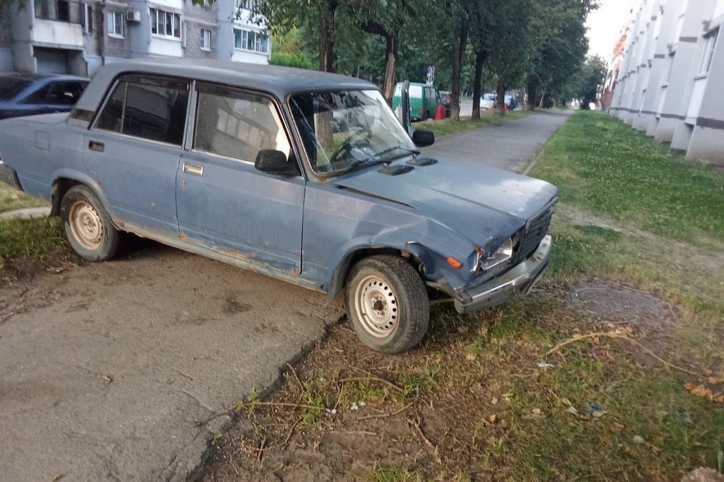    В июле 24-летний шекснинец увидел в Череповце ВАЗ-2107 и решил на нем покататься, соединил провода и завел двигатель.