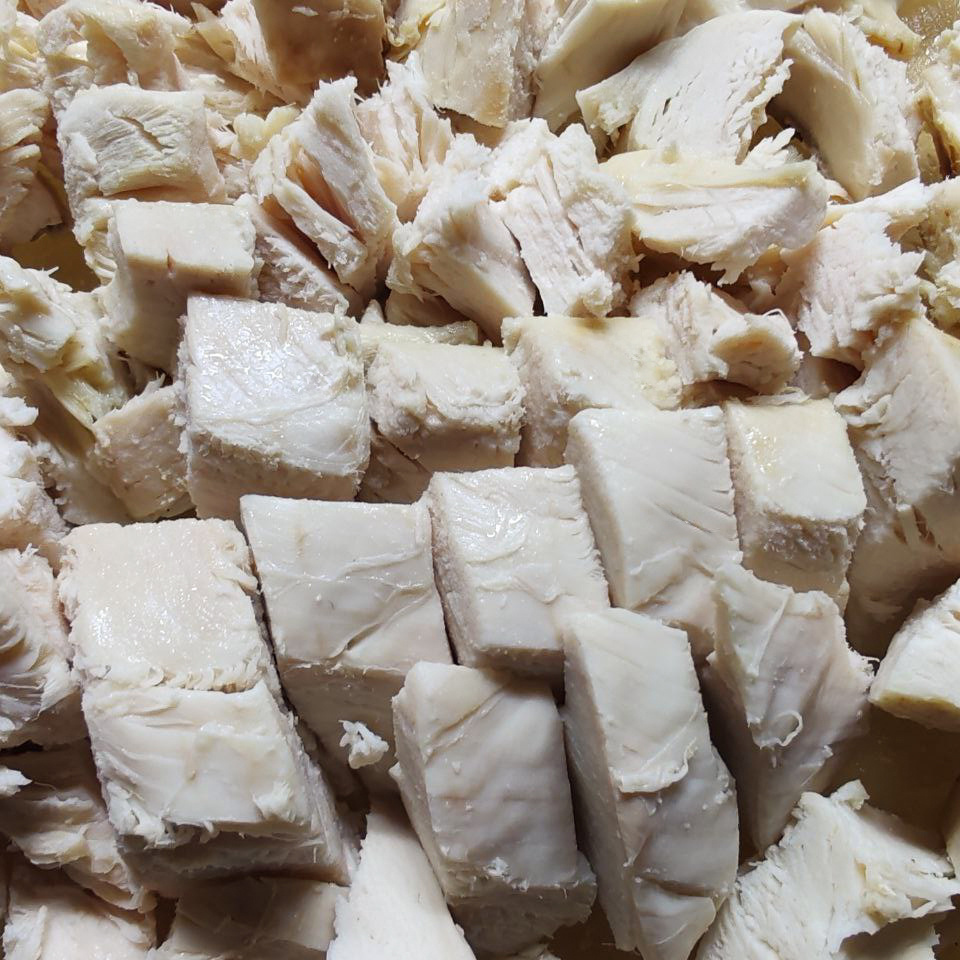 Отварная куриная грудка, нарезанная кубиком 