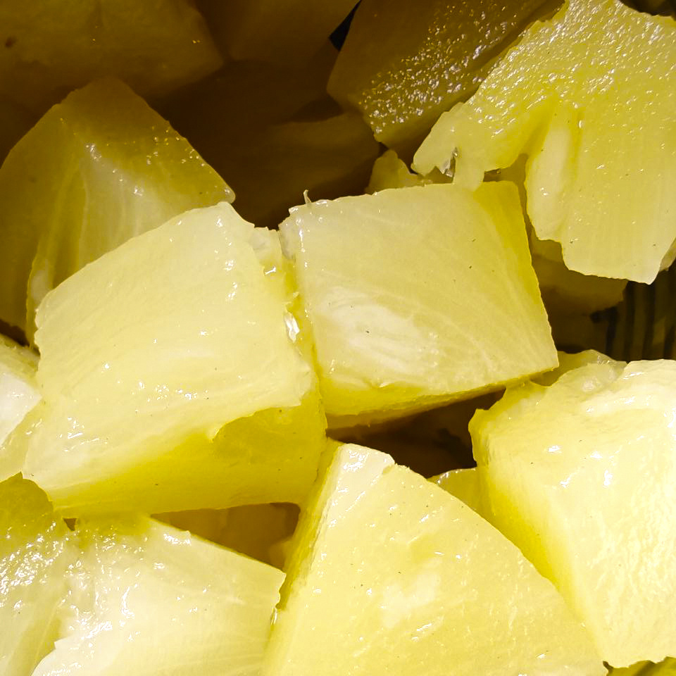 Консервированные ананасы из банки