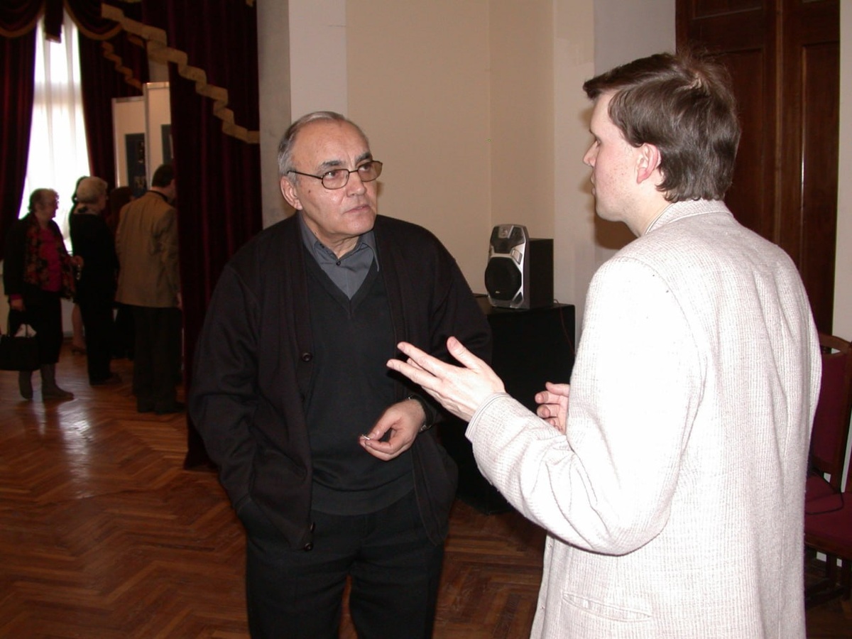 Фотография. Главный режиссер БДТ Т. Н. Чхеидзе в Музее политической истории России беседует со старшим научным сотрудником ГМПИР А. П. Смирновым, 2008 г. ГМПИР, Фонд фотографических источников