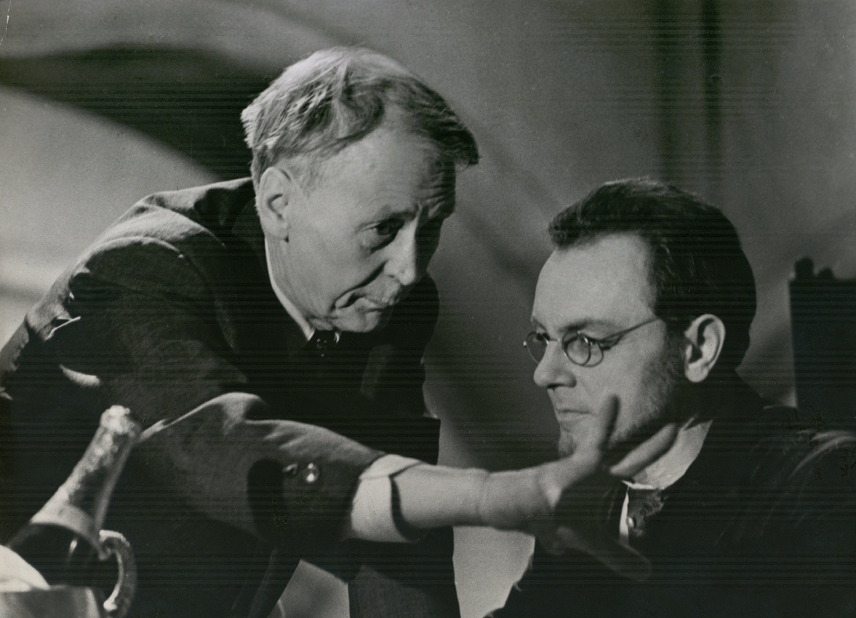 Фотография. Кинорежиссер И. А. Пырьев и артист К. Ю. Лавров во время съемок фильма «Братья Карамазовы», 1967 г. ГМПИР, Фонд фотографических источников