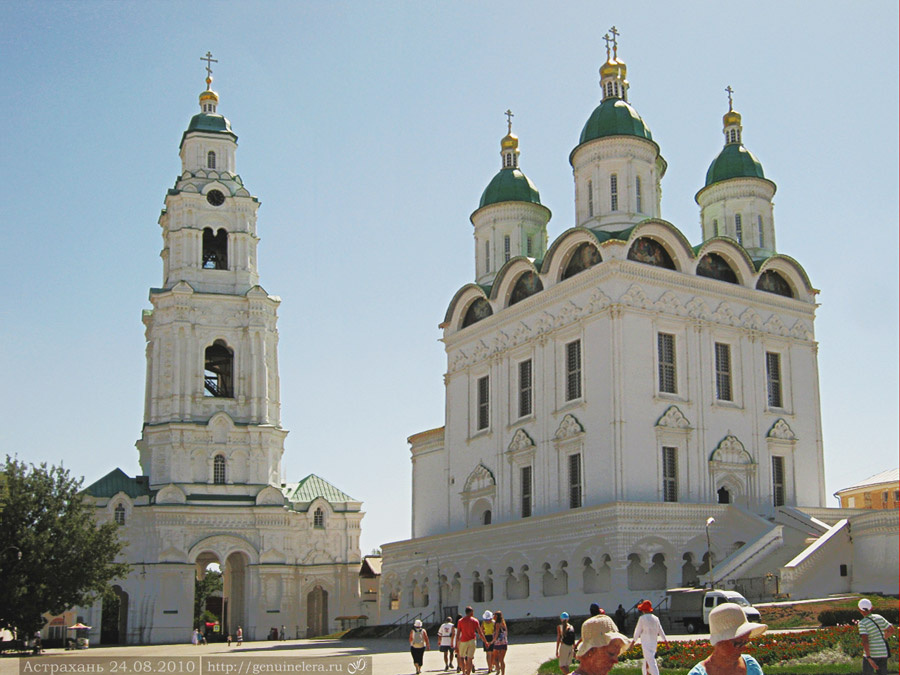 В Астраханском кремле. Успенский собор и Пречистенские ворота с главным входом в Кремль. Фото автора GenuineLera, 2010