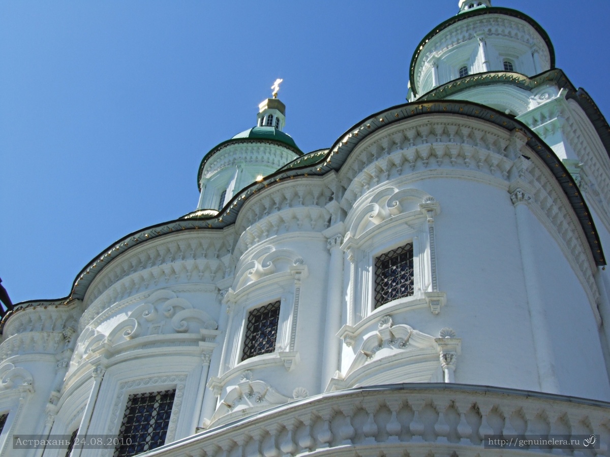 Успенский собор в Астрахани очень наряден. Фото автора GenuineLera, 2010
