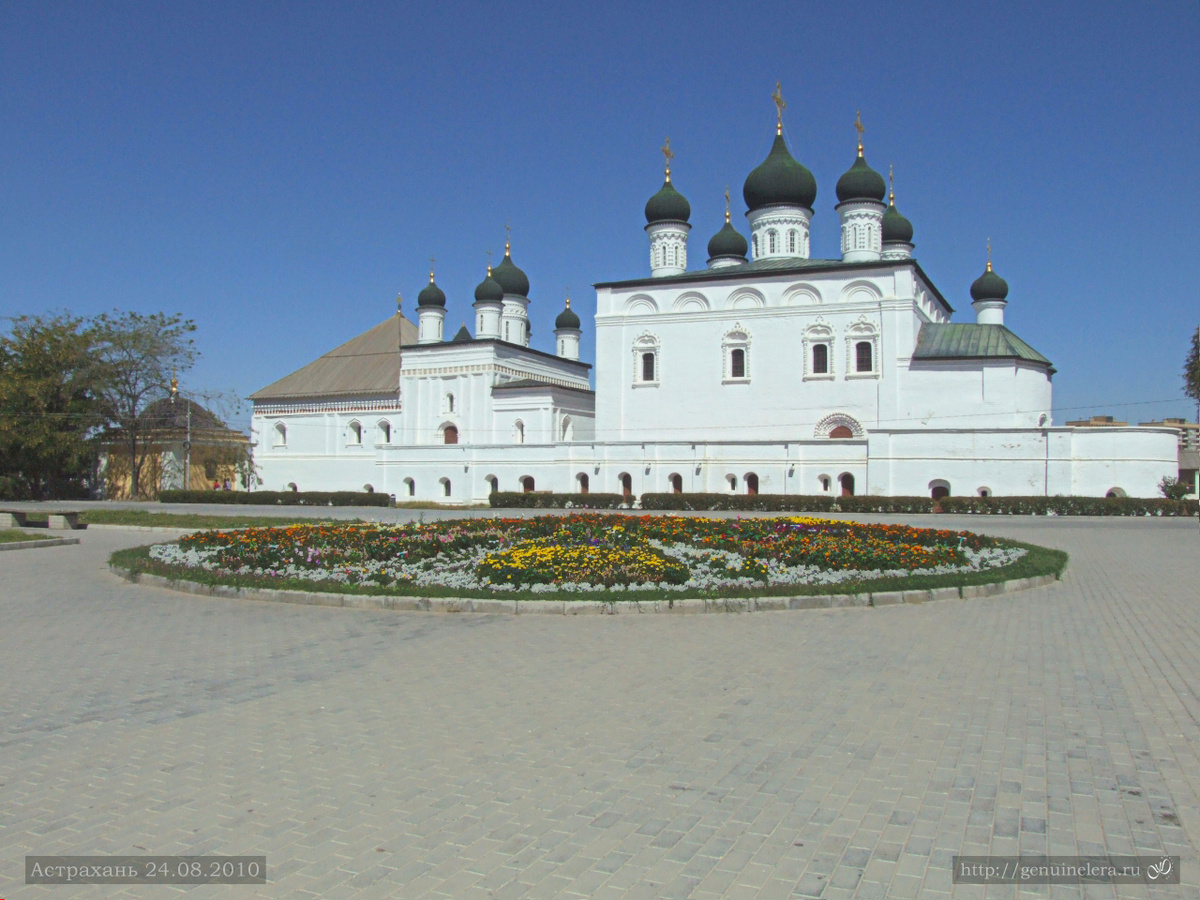 Троицкий собор и Кирилловская часовня в Астраханском кремле. Фото автора GenuineLera, 2010
