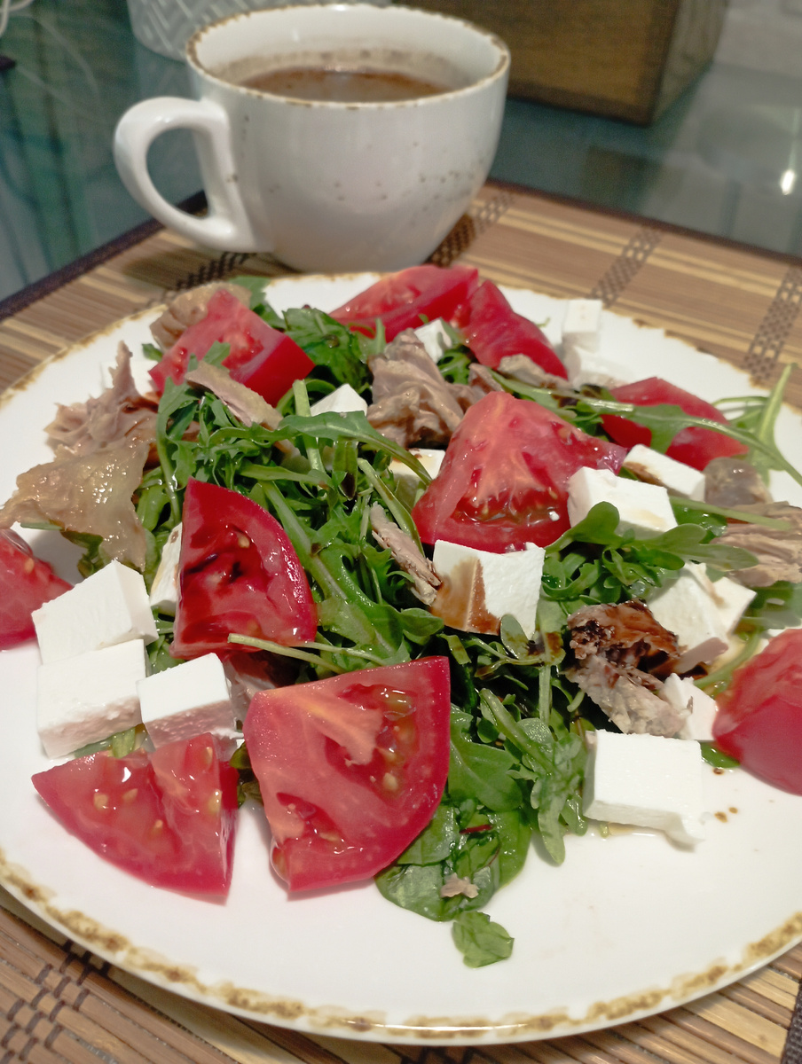 Так сказать, по мотивам... Руккола, фетакса, филе утки, помидоры, кунжутное масло, бальзамик