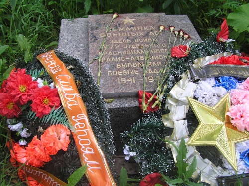 Памятник «Землянка» в посёлке Бугры