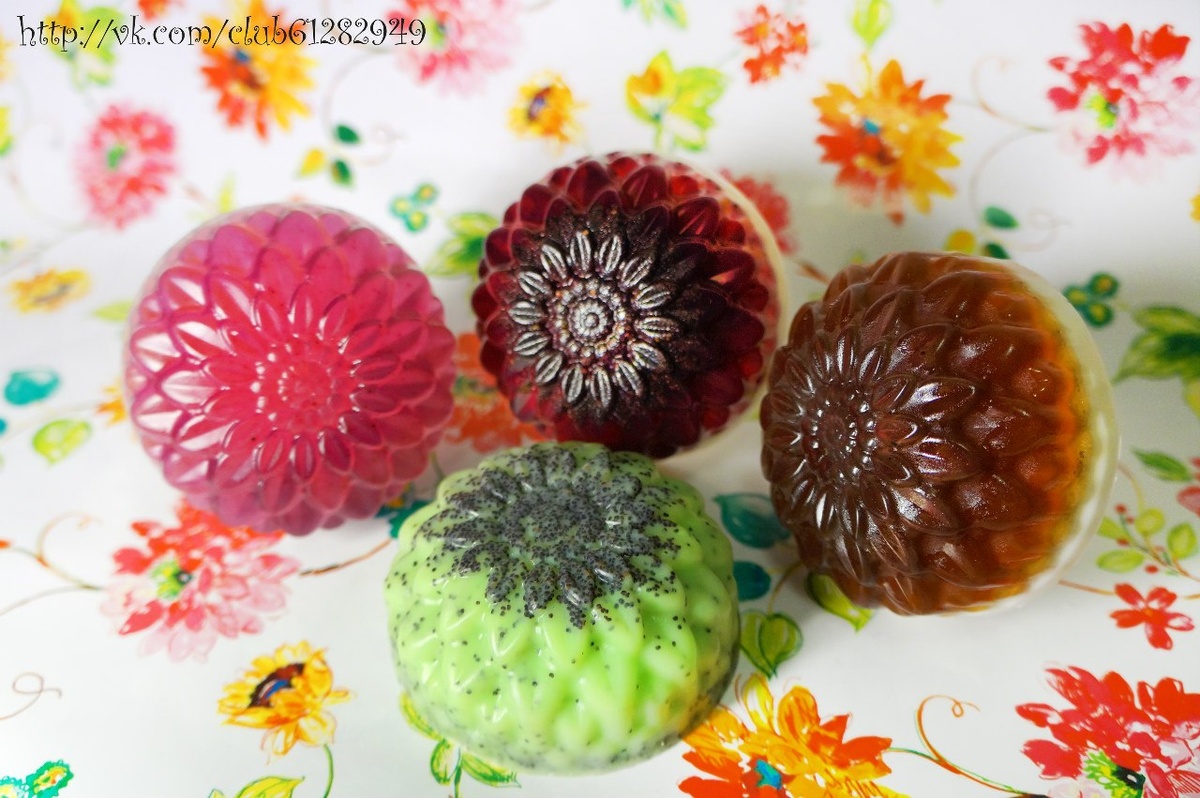 Мыло "Малиновый сон", мыло-скраб "Ром со сливками", мыло "Кофе с молоком", мыло-скраб "Мякоть киви". Автор мыла и фотографий Корягина Светлана (Корга Арт)