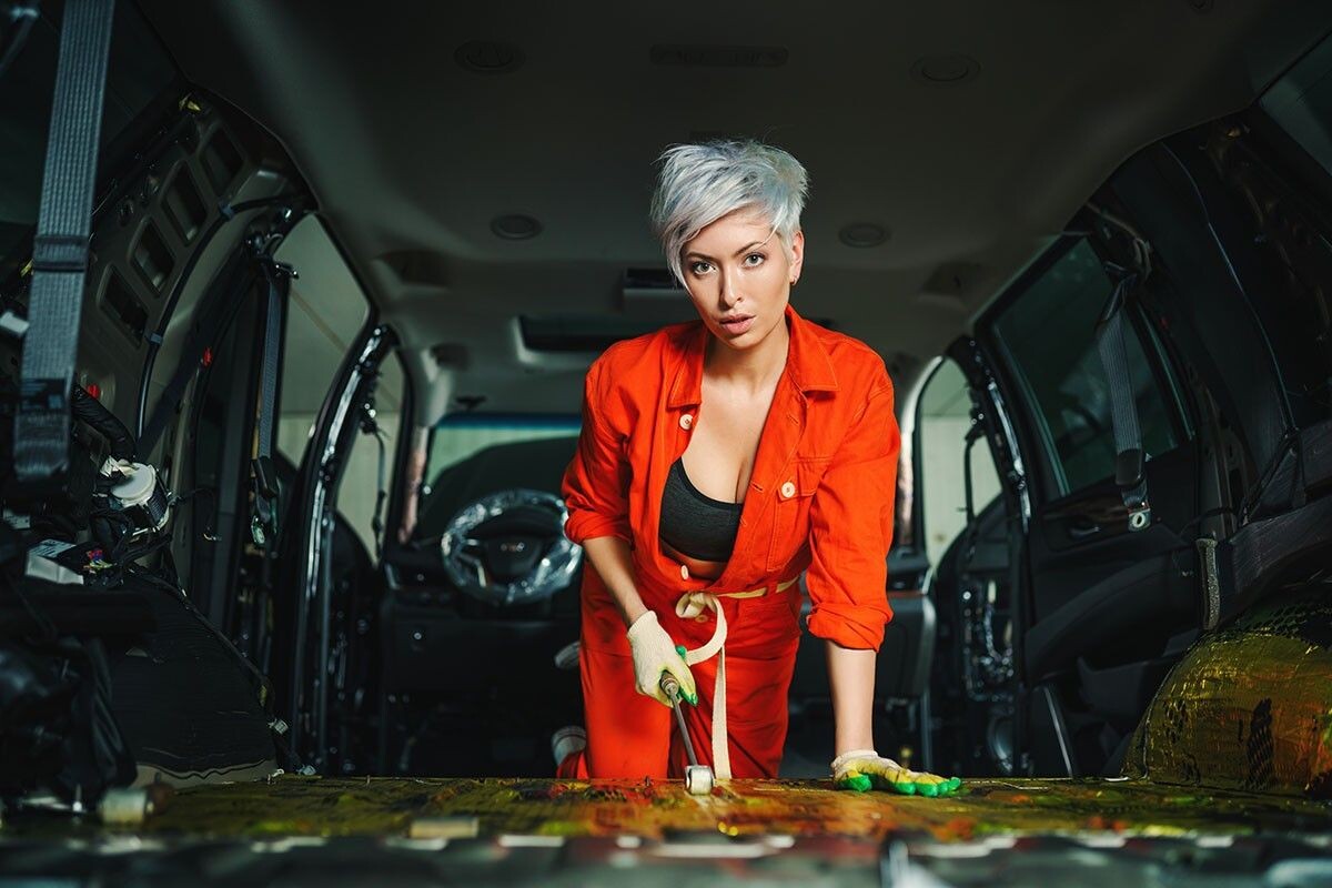 Чтобы изолировать салон от шума, придется потрудиться. Источник: Aleksandr Rybalko / Shutterstock / FOTODOM📷
