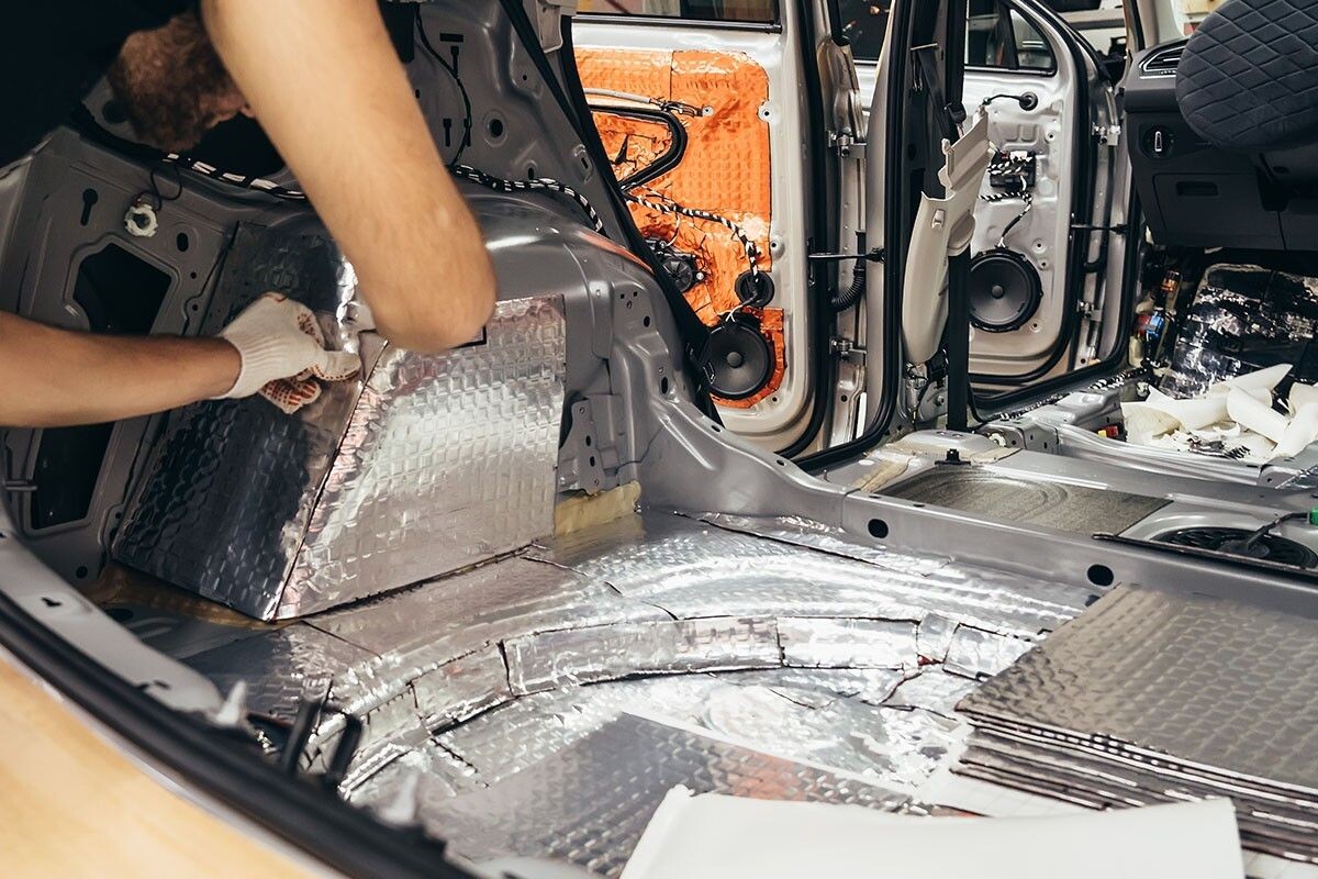 Для полной звукоизоляции нужно целиком разобрать салон автомобиля. Источник: DedMityay / Shutterstock / FOTODOM📷
