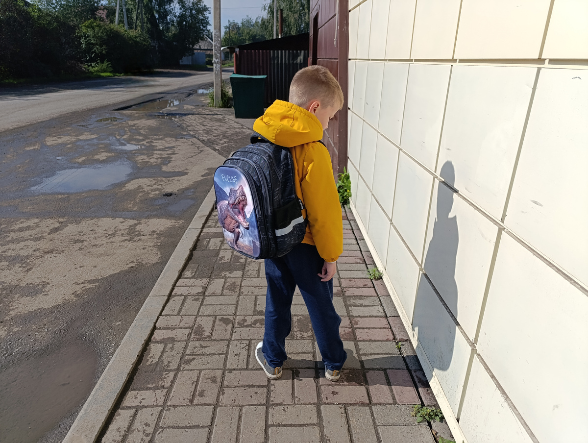 Вадим. Просила его повернуться, чтобы сфотографировать, но Вадюха сказал, что его вы много раз видели. А какой у него крутой рюкзак с динозавром - нет. Так что, смотрите