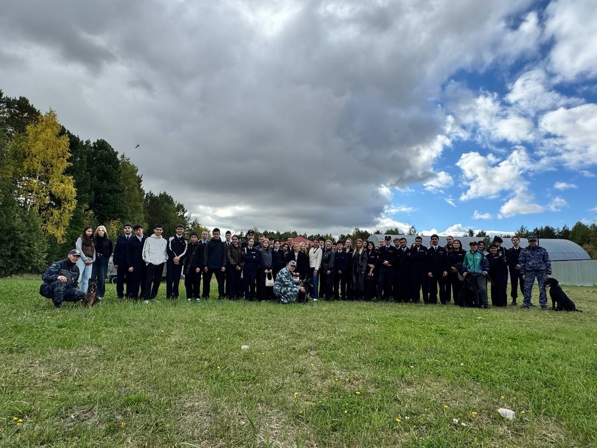    Сургутские студенты познакомились с кинологами УМВД России