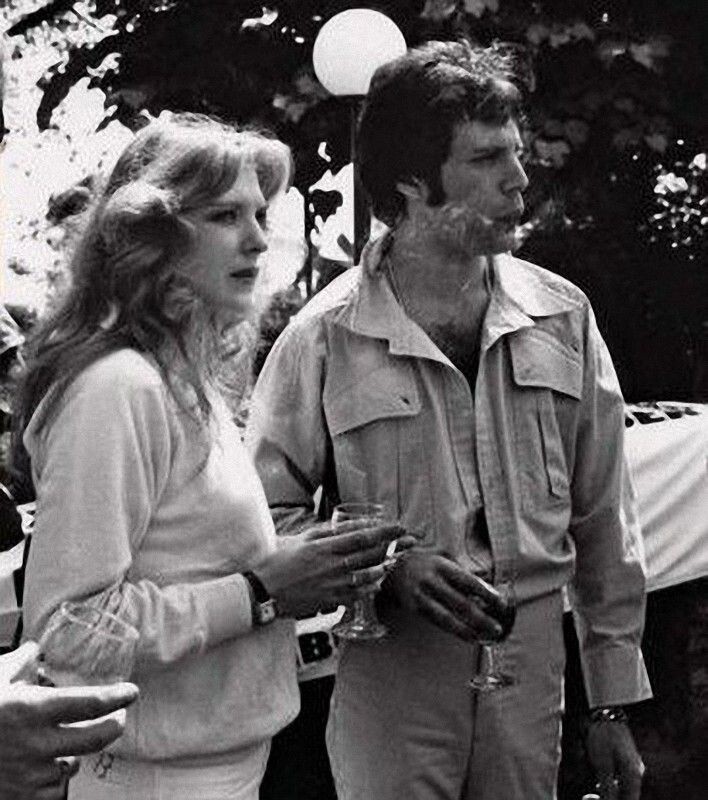 Обожаю это фото. Оно сделано в 1978 году, в Монтре. и на руке у Мэри то кольцо со скарабеем. Здесь она особенно красива. Я раньше даже сомневалась, что это она. И была такая возможность в фейсбуке задать этот вопрос одному человеку (Питеру Хинсу), и да, он написал мне, что это Мэри и он точно уверен и про год и про место. 