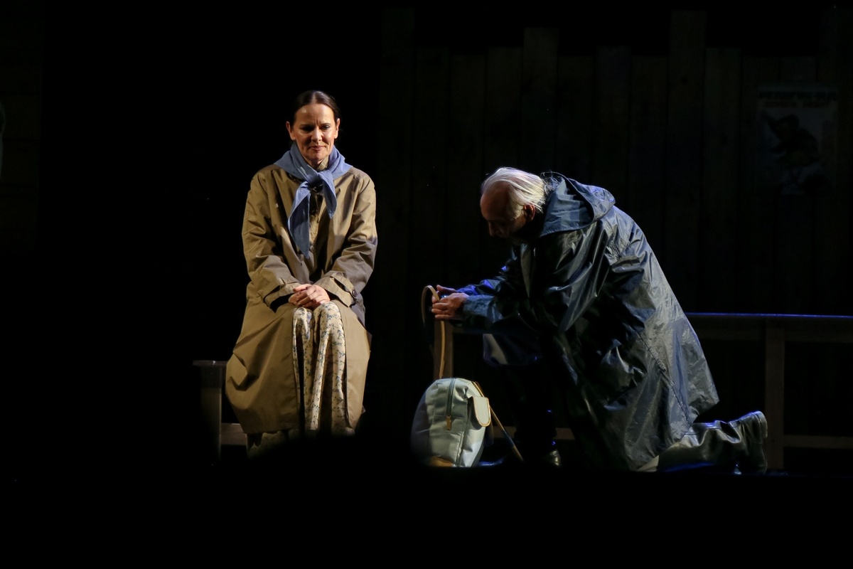 Сцена из спектакля. Источник: Астраханский драматический театр.