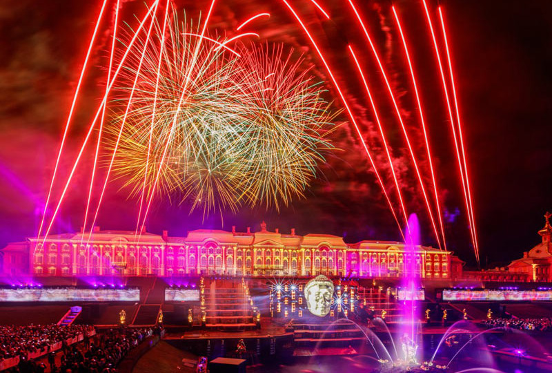 Осенний фестиваль фонтанов "Возрождение" в Петергофе