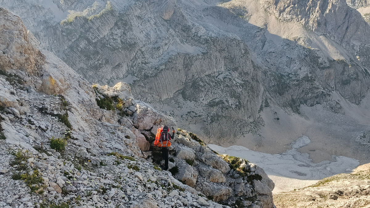 Мой напарник с моим рюкзаком. Вызвался принести его из-под скалы, где я его оставляла перед тем, как разведать тропу на перевал. Фото моё.