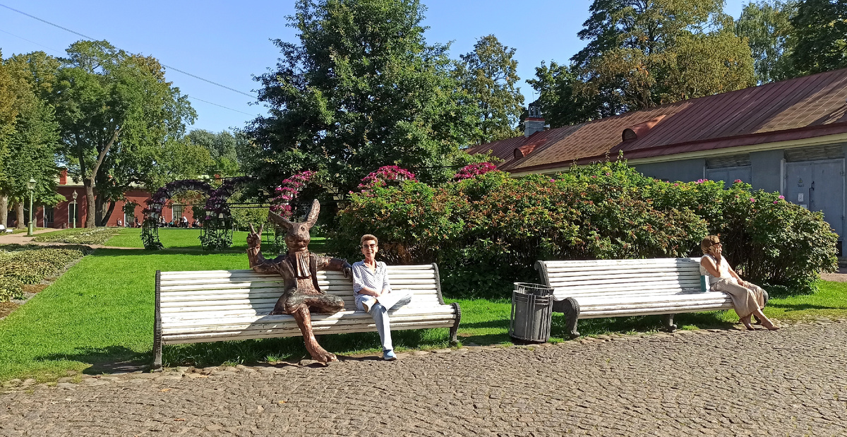 Отдыхаю с бутафорским зайцем 