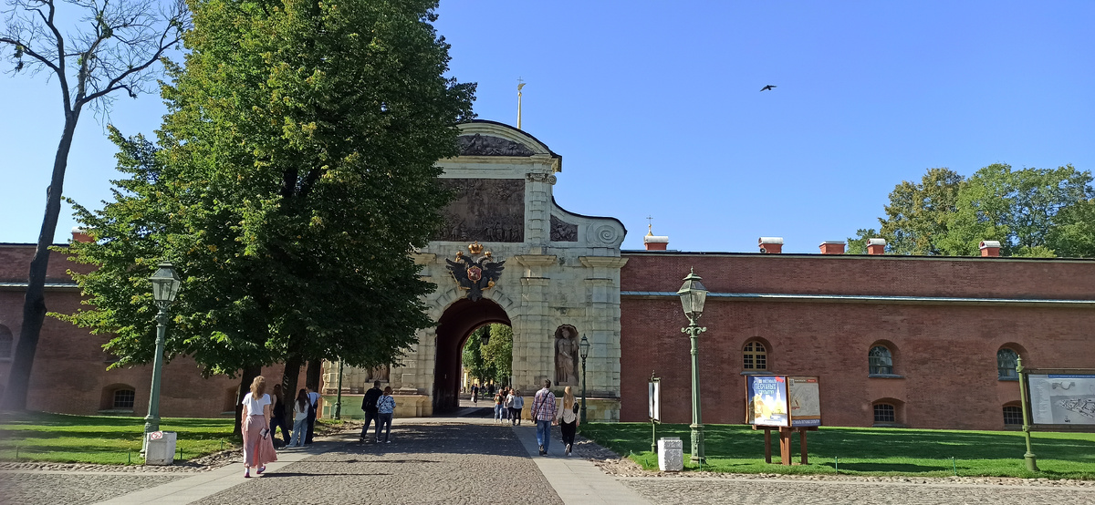 Петровские ворота, здесь начинается крепость