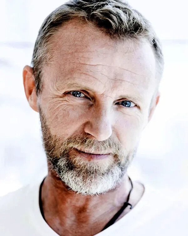 Шестидесятипятилетний  Ю Несбë - пожалуй, самый известный и титулованный норвежский писатель современности. 