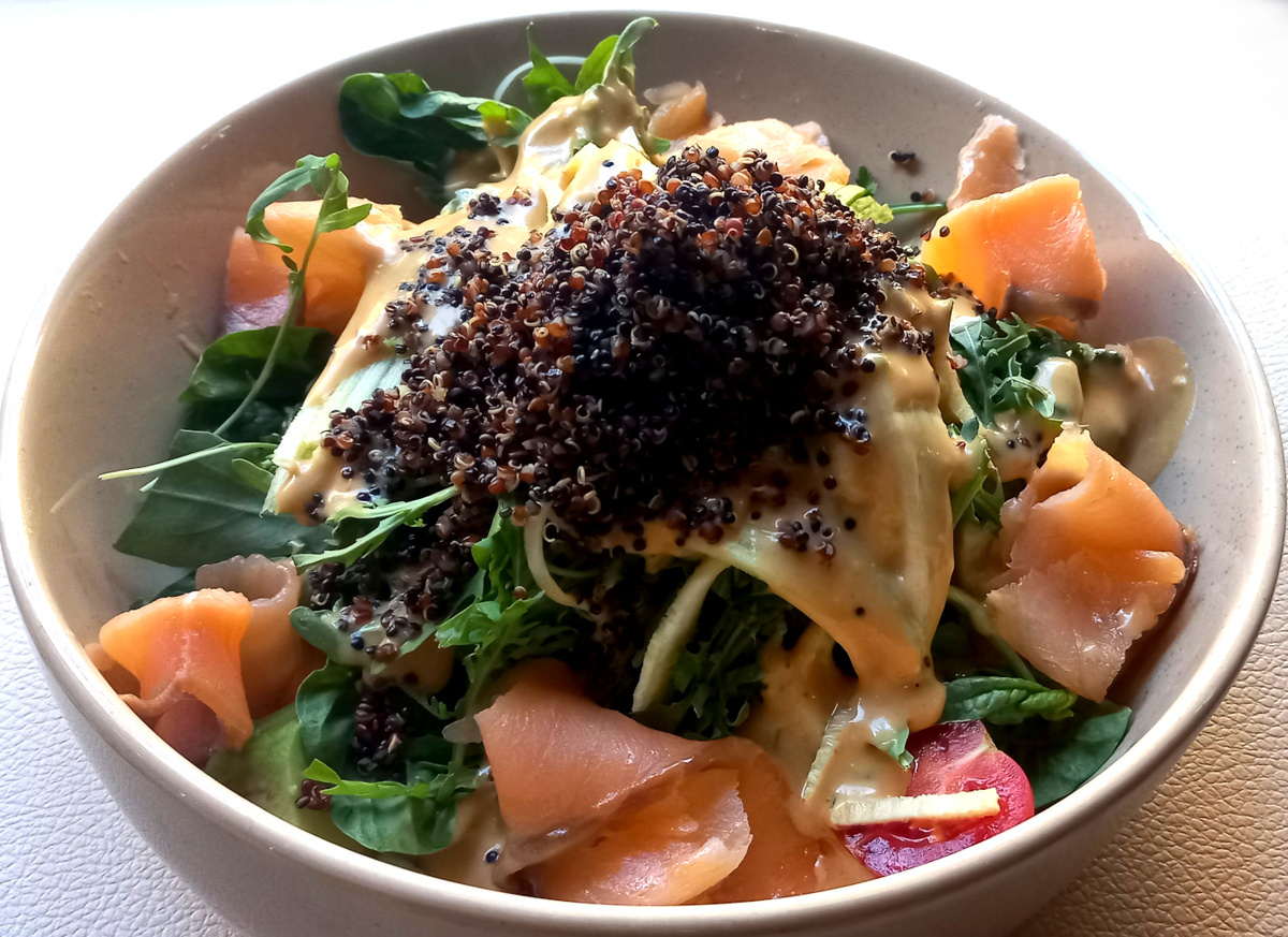 Салат с лососем и киноа. Индийский ресторан «Ganesha house»  в Донецке