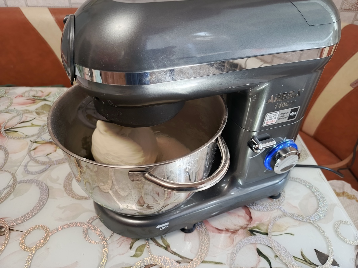 Замес теста при помощи миксера.