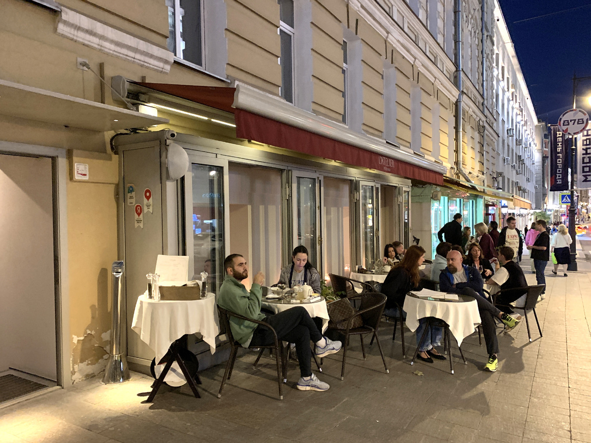 Фасад и уличные столики L’Atelier Petrovka