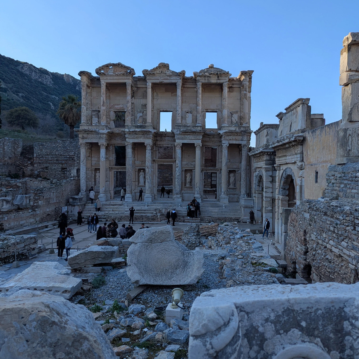 Между колоннами библиотеки на нижнем этаже находятся статуи богинь. Они символизируют добродетели, которые были присущи римскому философу Цельсу