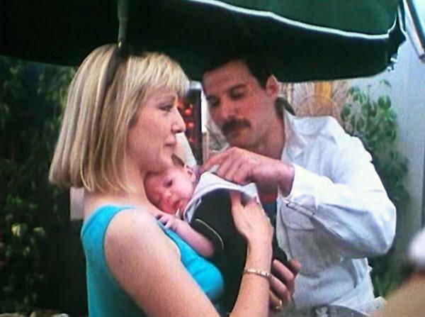 с доченькой Роджера Тейлора и Доминик