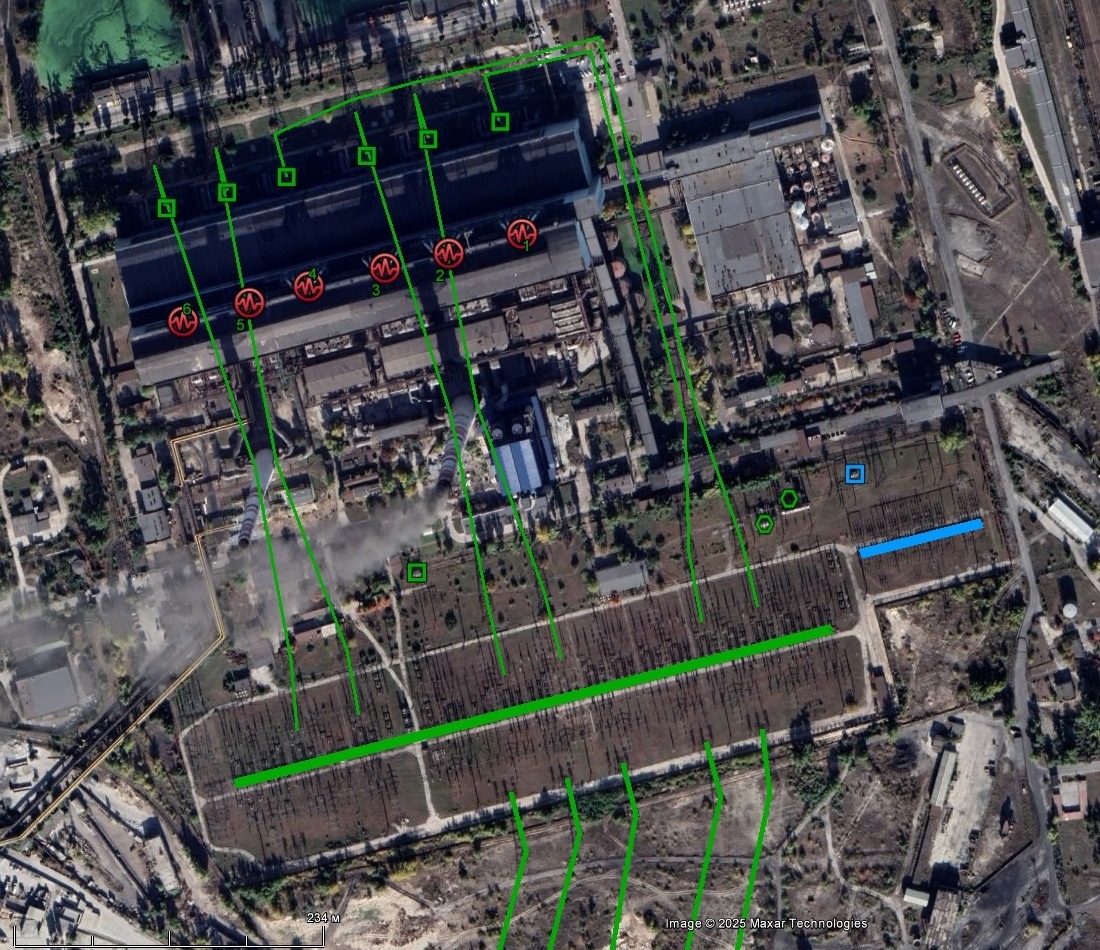 Космоснимок Трипольской ТЭС. Зелёное – 330 кВ, голубое – 110 кВ. Значки осциллографа – энергоблоки, шестиугольники – автотрансформаторы 330/110 кВ, квадраты – трансформаторы (генераторные и, предположительно, РТСН). Толстые линии – ряды выключателей, средние – отходящие ВЛ, тонкие – шинные мосты