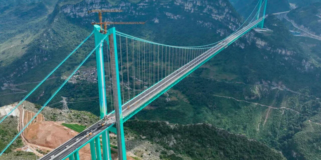 В Китае построили самый высокий в мире мост через «трещину в земле» — что в нём особенного?