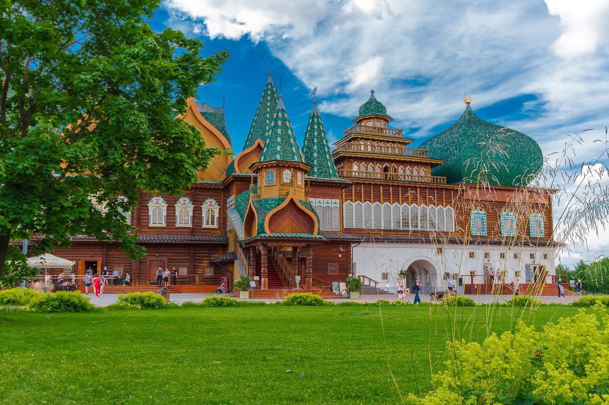 Музей-заповедник «Коломенское» — это историко-архитектурный и природно-ландшафтный музей-заповедник на юге Москвы, расположенный на месте бывшей царской резиденции. Это огромная территория с парками, старинными деревянными постройками и каменными церквями, включая Церковь Вознесения Господня — объект Всемирного наследия ЮНЕСКО. Помимо архитектурных памятников, посетители могут увидеть воссозданный Дворец царя Алексея Михайловича и Домик Петра I, а также посетить Соколиный двор и Этнографический комплекс