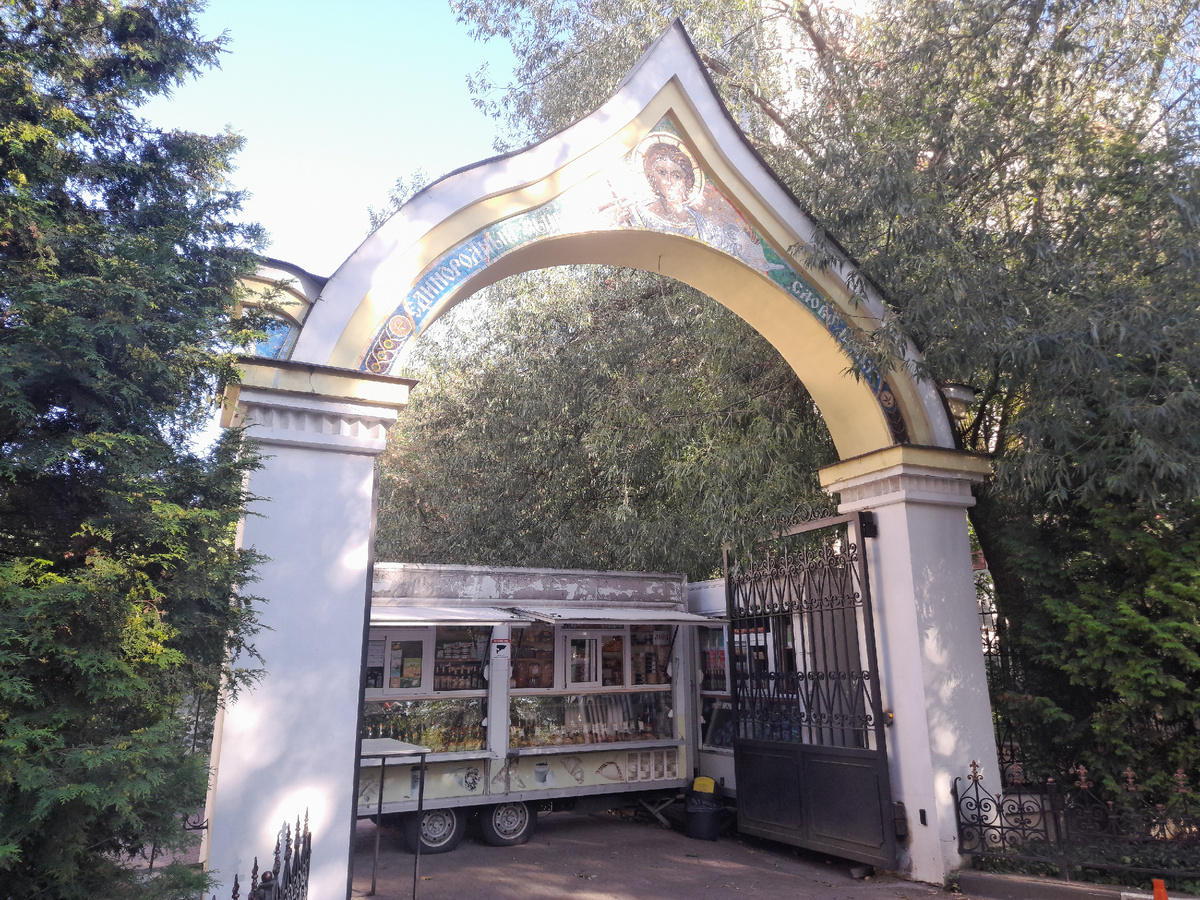 Церковная лавка с выпечкой,напитками и мёдом.