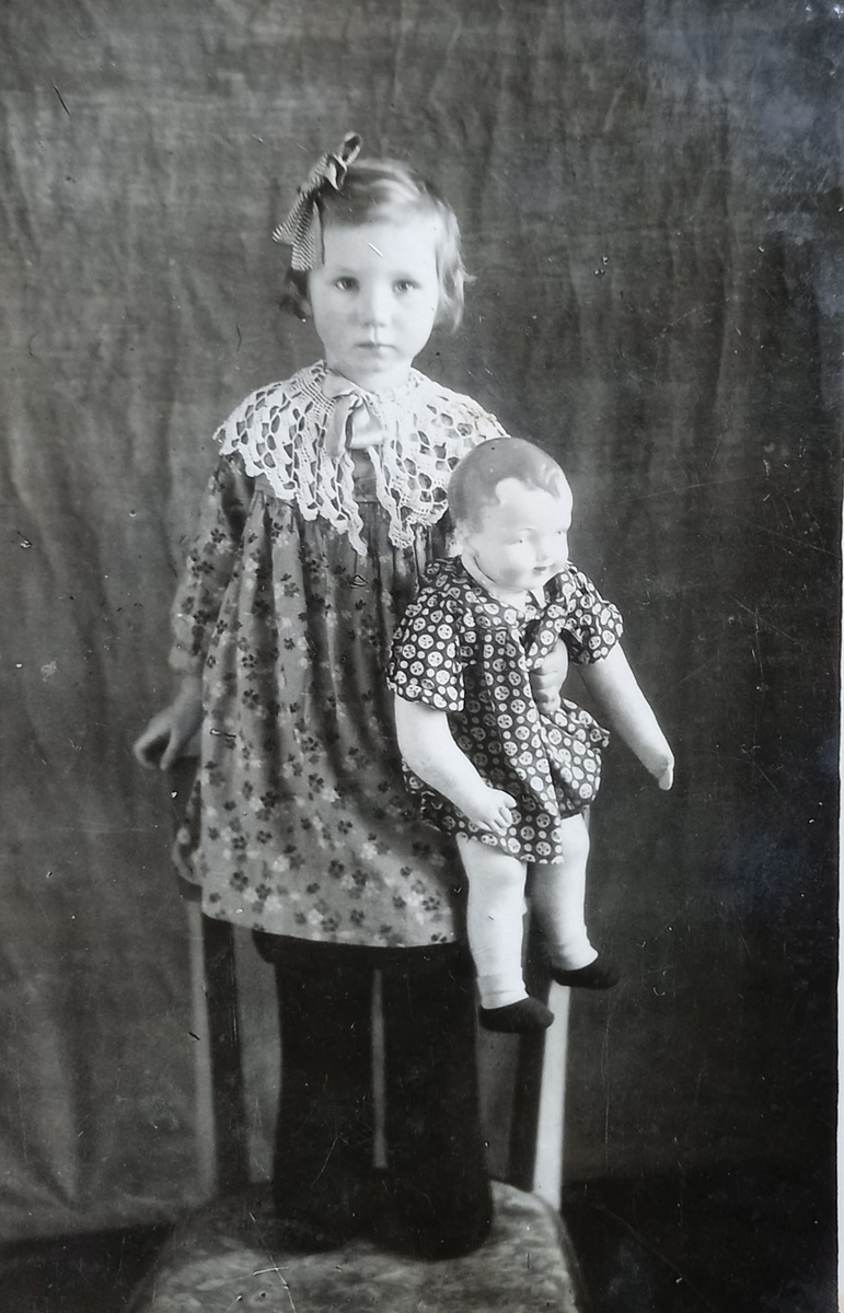 Моя мама в детстве. 1953 год. Фото из нашго семейного альбома.