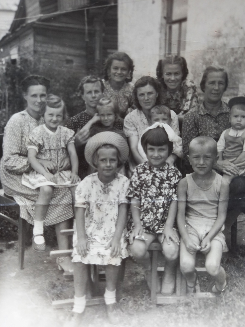 Все соседи жили очень дружно. Фото из нашего семейного альбома. Возможно, я его уже публиковала.