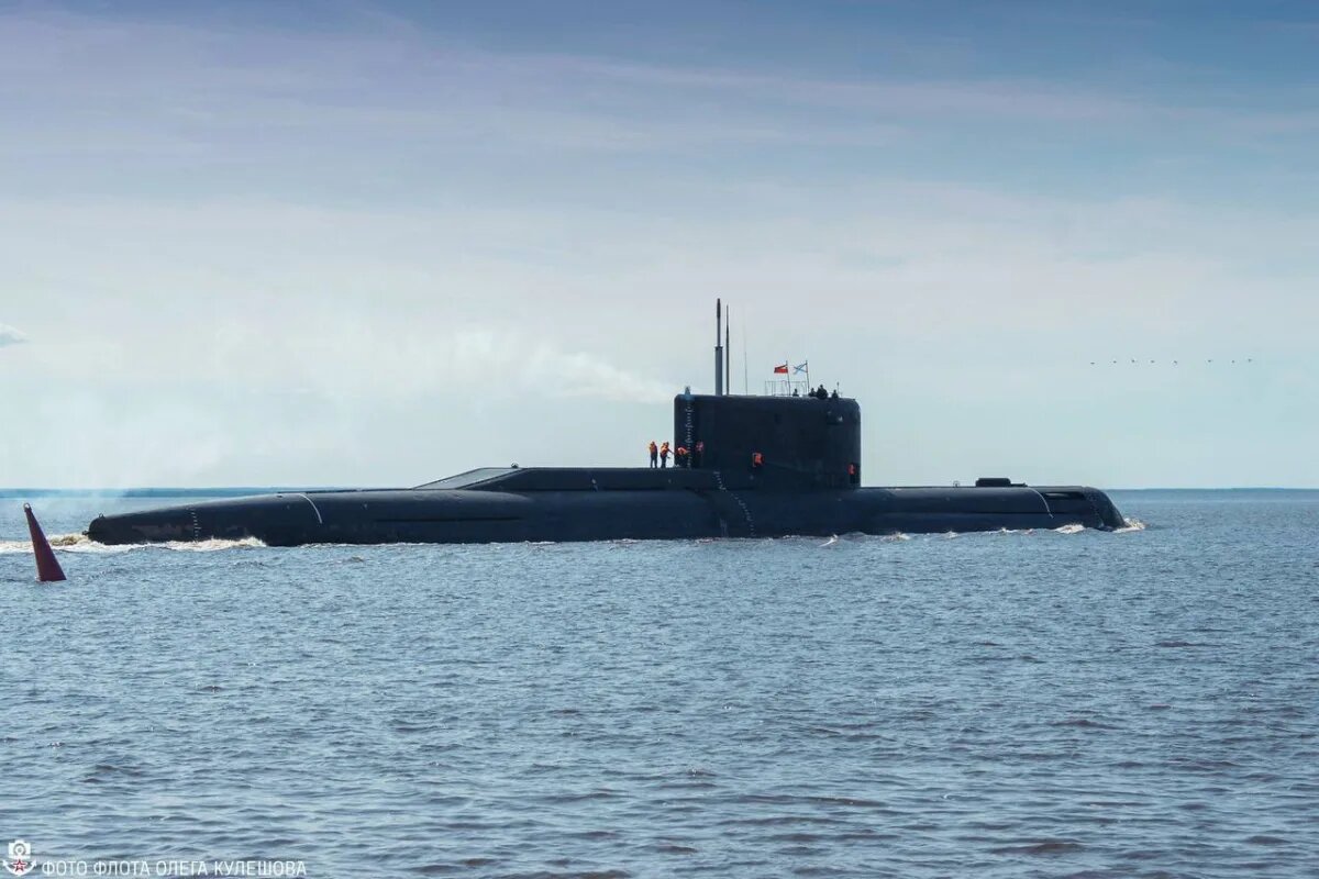 На фото: Подводная лодка Б-90 «Саров» выходит из базы. Возможно, конец лета 2025 года. Фото: Олег Кулешов.