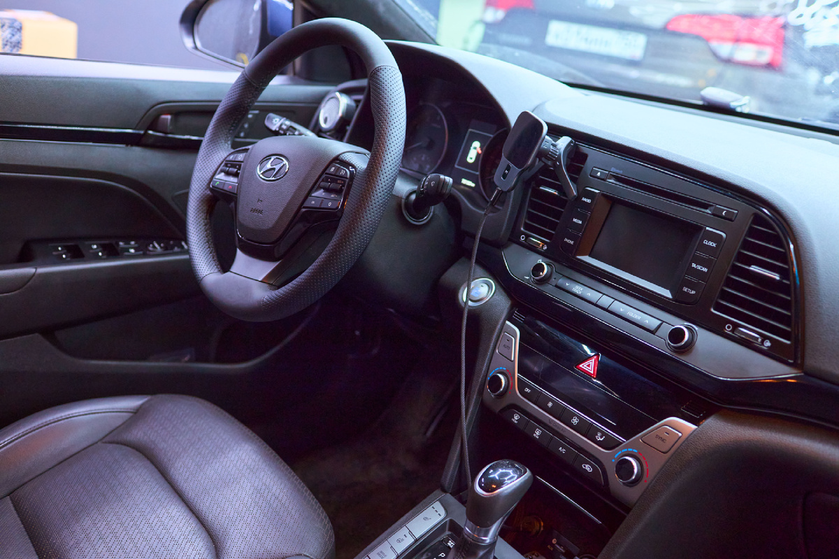 Источник фото: https://custom-heroes.ru/raboty/vid-uslugi/avtozvuk/hyundai-elantra-i-ustanovka-multimediynogo-kompleksa-teyes-cc4-pro/