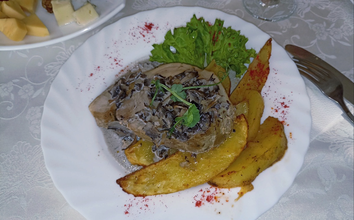 ТАКОЙ ВКУСНОТИЩЕЙ НАС ПОТЧЕВАЛИ НА СВАДЬБЕ В ВОЛГОГРАДЕ.