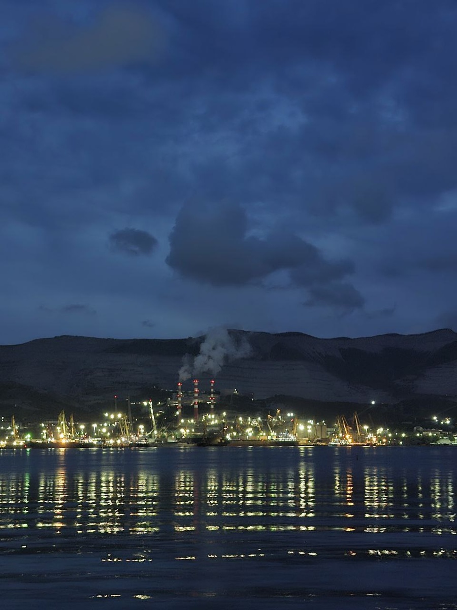 А это побережье Новороссийска. Здесь я живу и периодически навещаю свой родной город