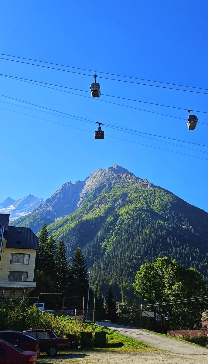 Парковка возле кресельной канатной дороги