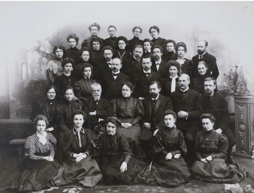 Выпуск слушательниц физико-математического факультета Петербургских Высших женских (Бестужевских) курсов. Ок. 1908