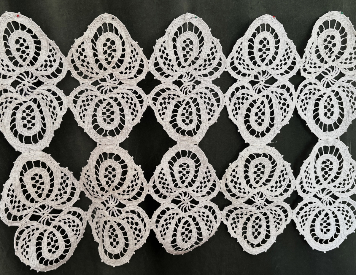 Мой "свежий" шедевр - занавесочка. Выполнена в технике "ирландское кружево".