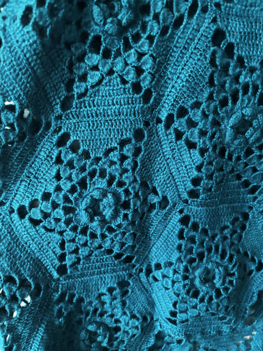 Моя старая жилеточка, собранная из красивых элементов, и через 25 лет выглядит как новая. Шерсть очень хорошего качества. Жаль, по размеру теперь не подходит...