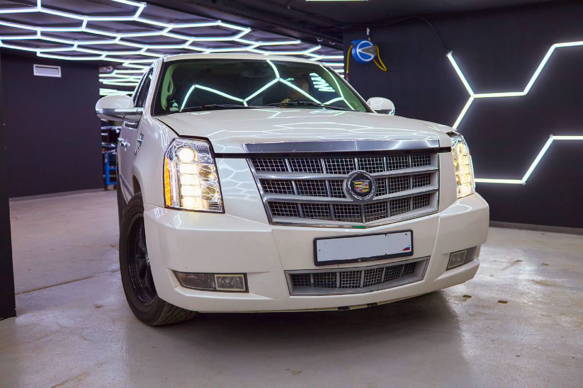 Источник фото: https://custom-heroes.ru/raboty/vid-uslugi/avtosvet/remont/cadillac-escalade-iii-vosstanovlenie-rabotosposobnosti-fary-posle-nekachestvennogo-remonta/