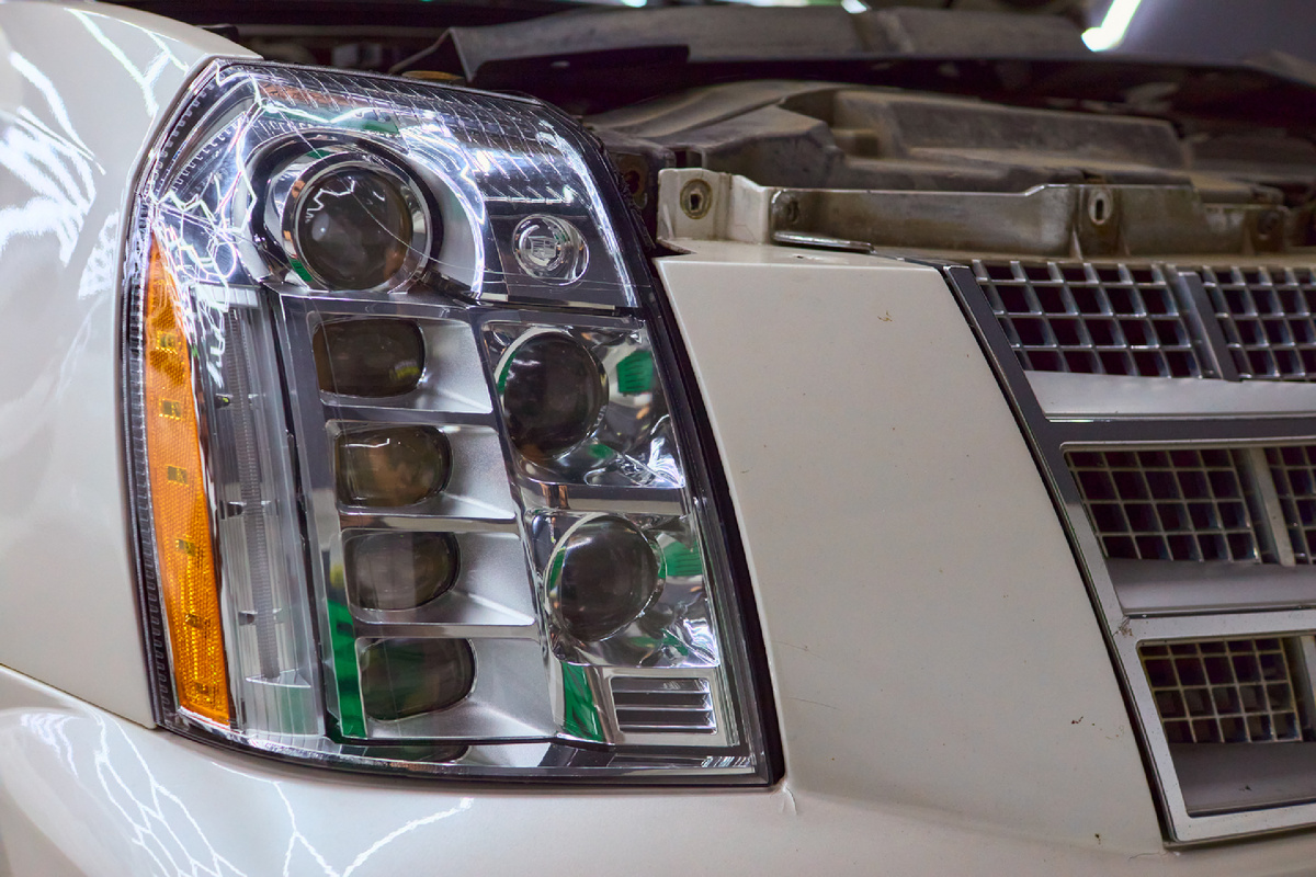 Источник фото: https://custom-heroes.ru/raboty/vid-uslugi/avtosvet/remont/cadillac-escalade-iii-vosstanovlenie-rabotosposobnosti-fary-posle-nekachestvennogo-remonta/