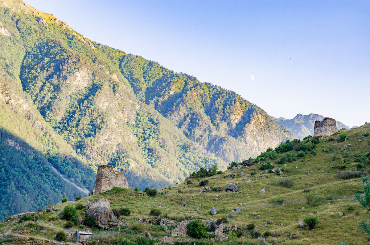 Красивые развалины башен видны на окружающих село склонах гор
