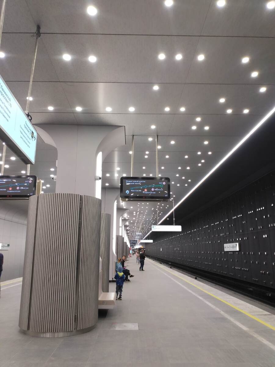 Вавиловская в день открытия. Уже полно народу. 