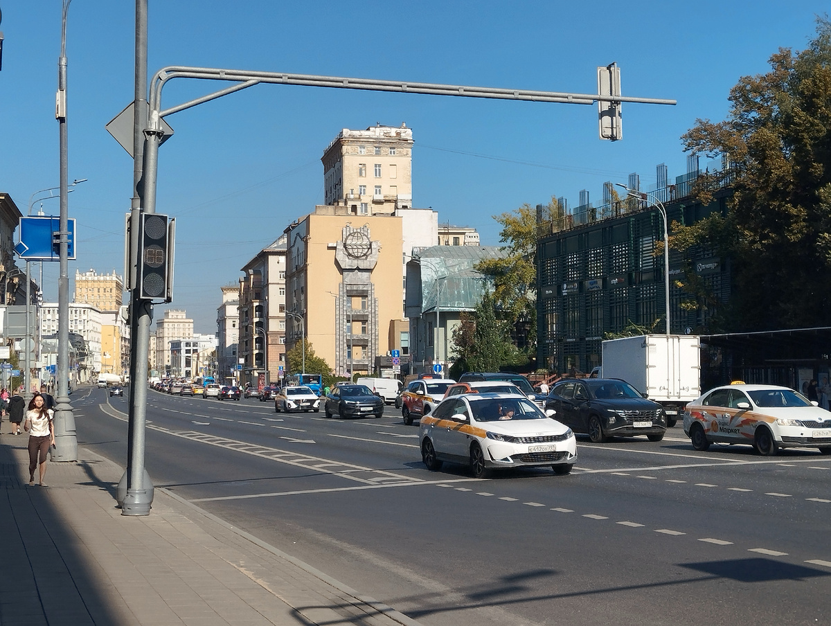 Проспект Мира. Понедельник, 15.09.2025 г. Московское время 12 час 38 минут. ЗДЕСЬ и далее фото автора и(или) из личного архива автора, если не указано иначе.