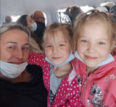 Ольга летит домой с двойняшками Олей и Леной.